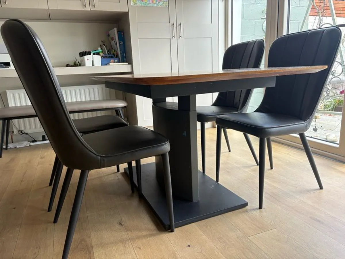 Calligaris Kitchen Table & 4 chairs - Image 3