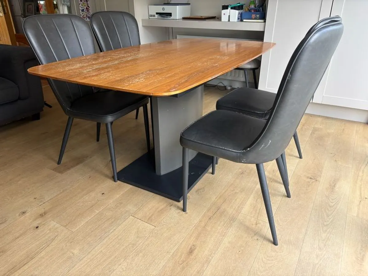 Calligaris Kitchen Table & 4 chairs - Image 4