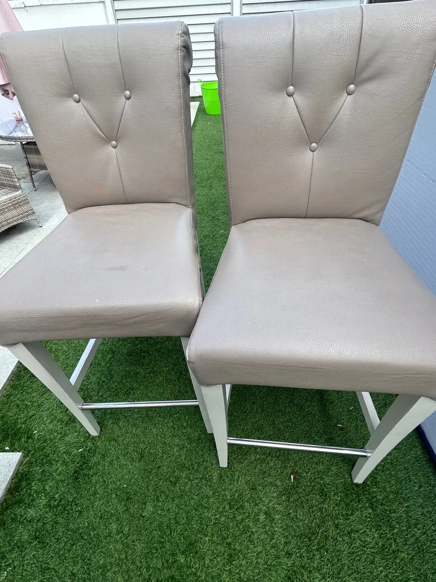 Two island chairs from ez living - Image 1