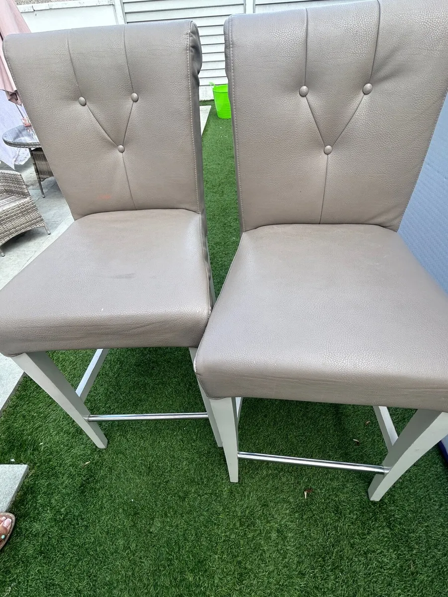 Two island chairs from ez living - Image 2