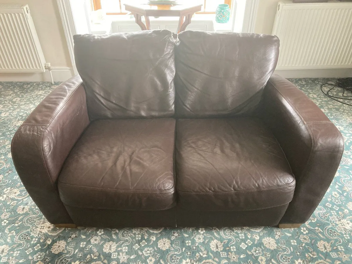 2 seater leather settee - Image 1