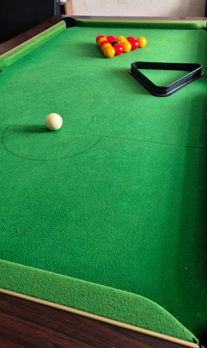Pool table - Image 1