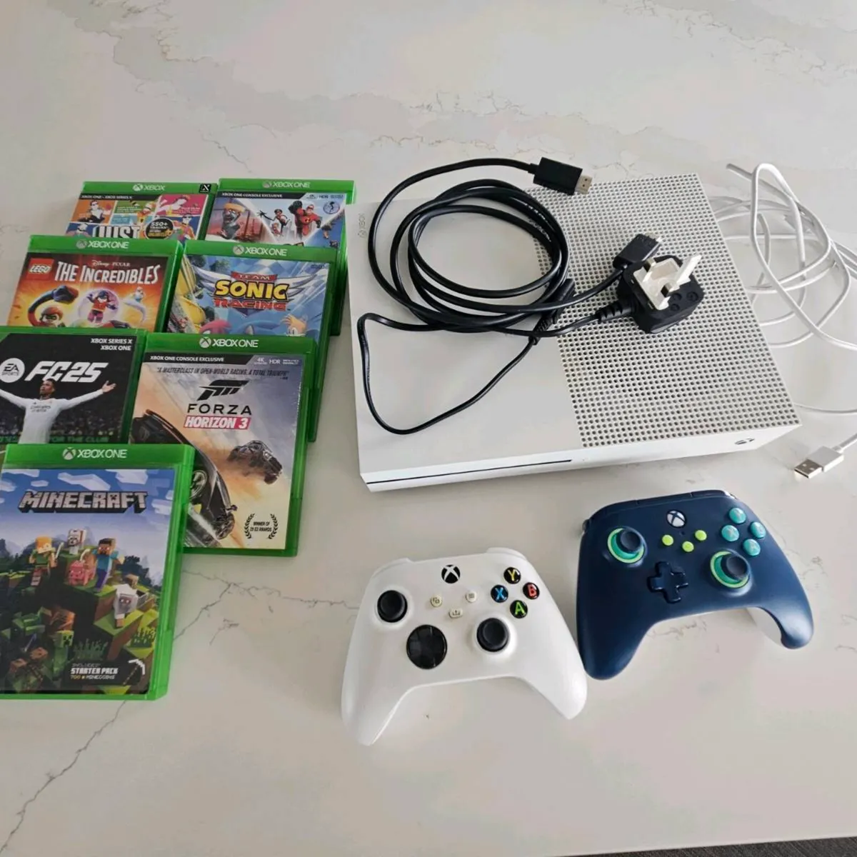 XBOX One Bundle - Image 1