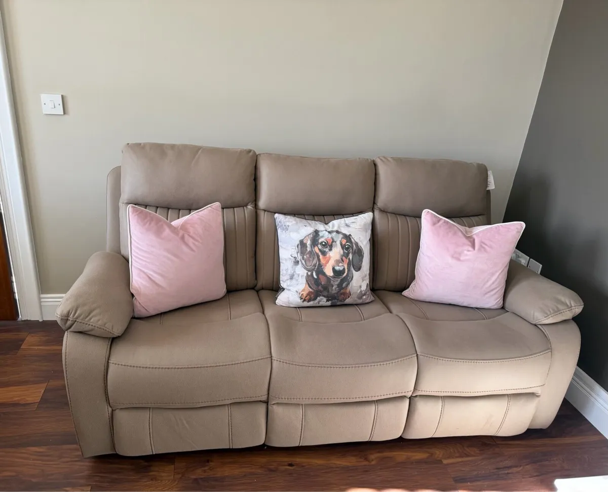 BEAUTIFUL SUITE 3,3,1 BARGAIN - Image 1