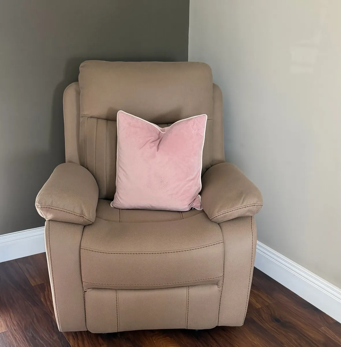 BEAUTIFUL SUITE 3,3,1 BARGAIN - Image 2