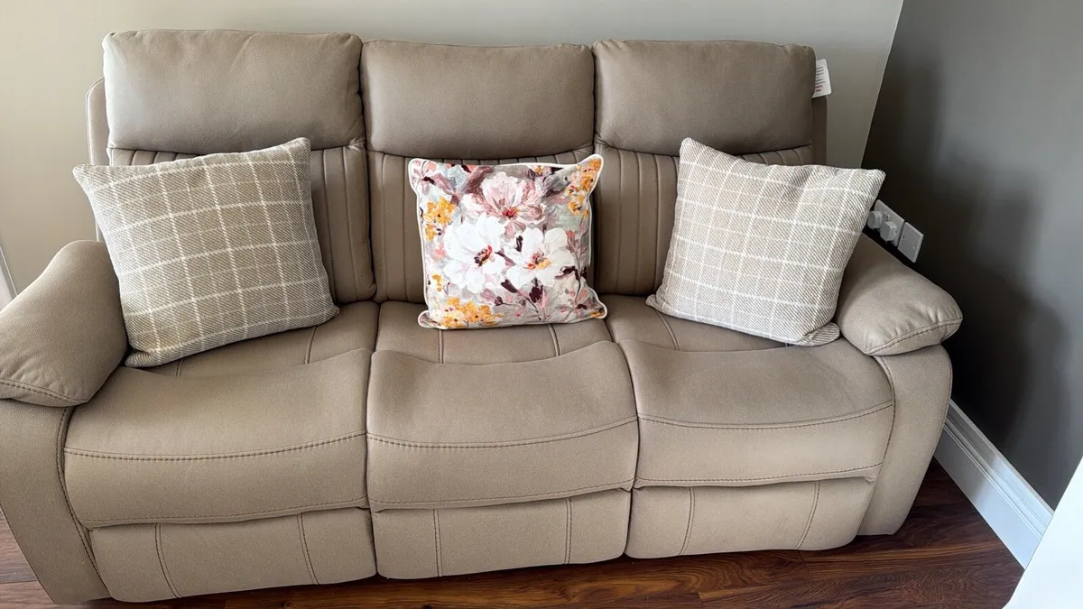BEAUTIFUL SUITE 3,3,1 BARGAIN - Image 3