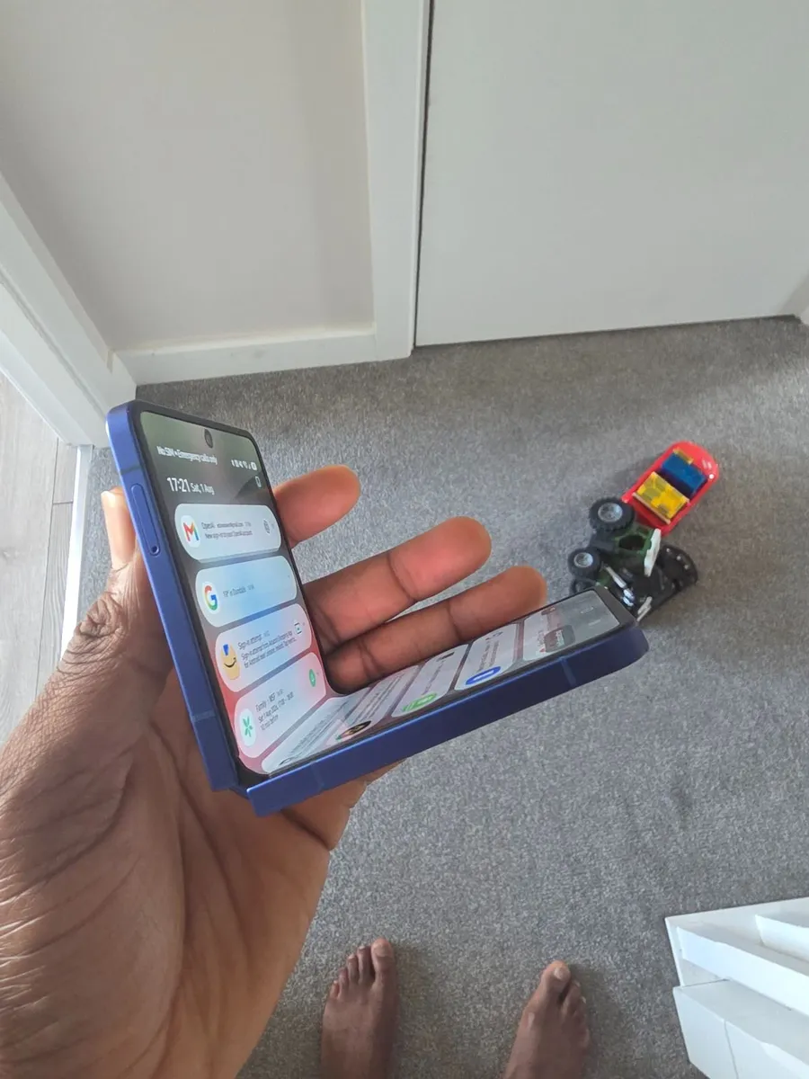 Samasung galaxy Z Flip 7 - Image 4
