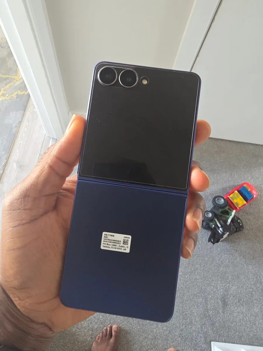 Samasung galaxy Z Flip 7 - Image 2