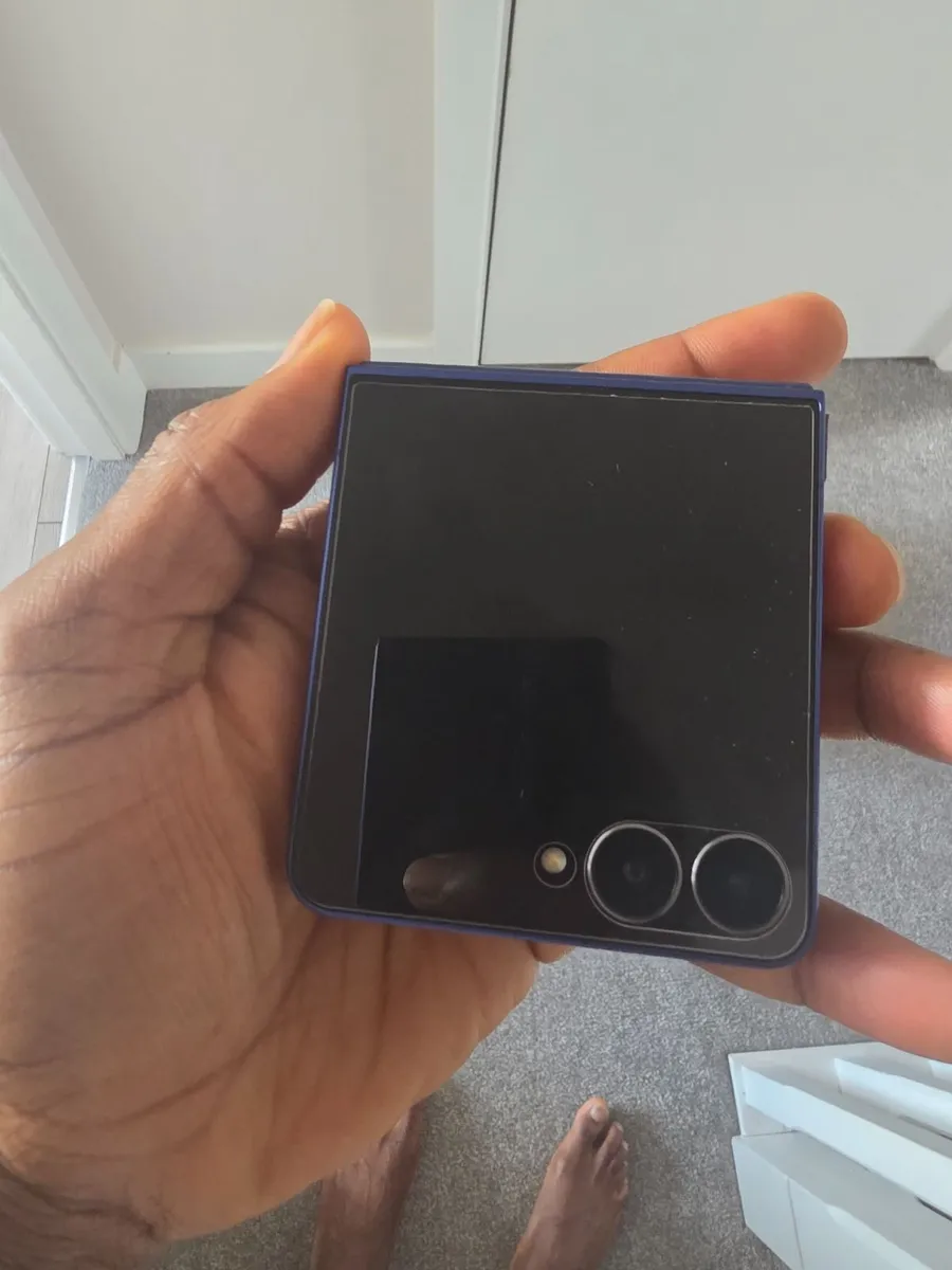 Samasung galaxy Z Flip 7 - Image 3