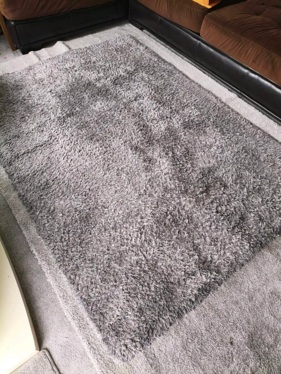 Beautiful gray shaggy rug like new 5ft /7ft - Image 1