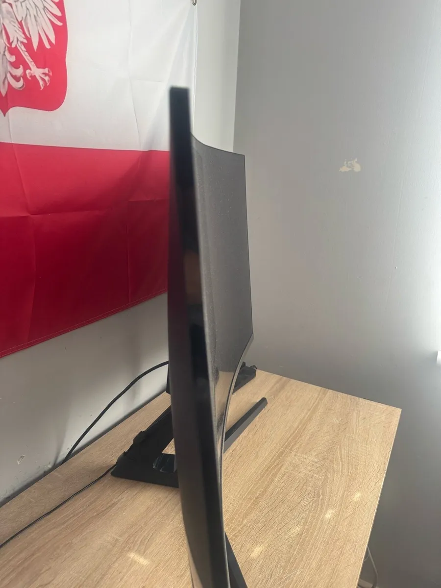 Samsung Curved Monitor 32” - Image 3