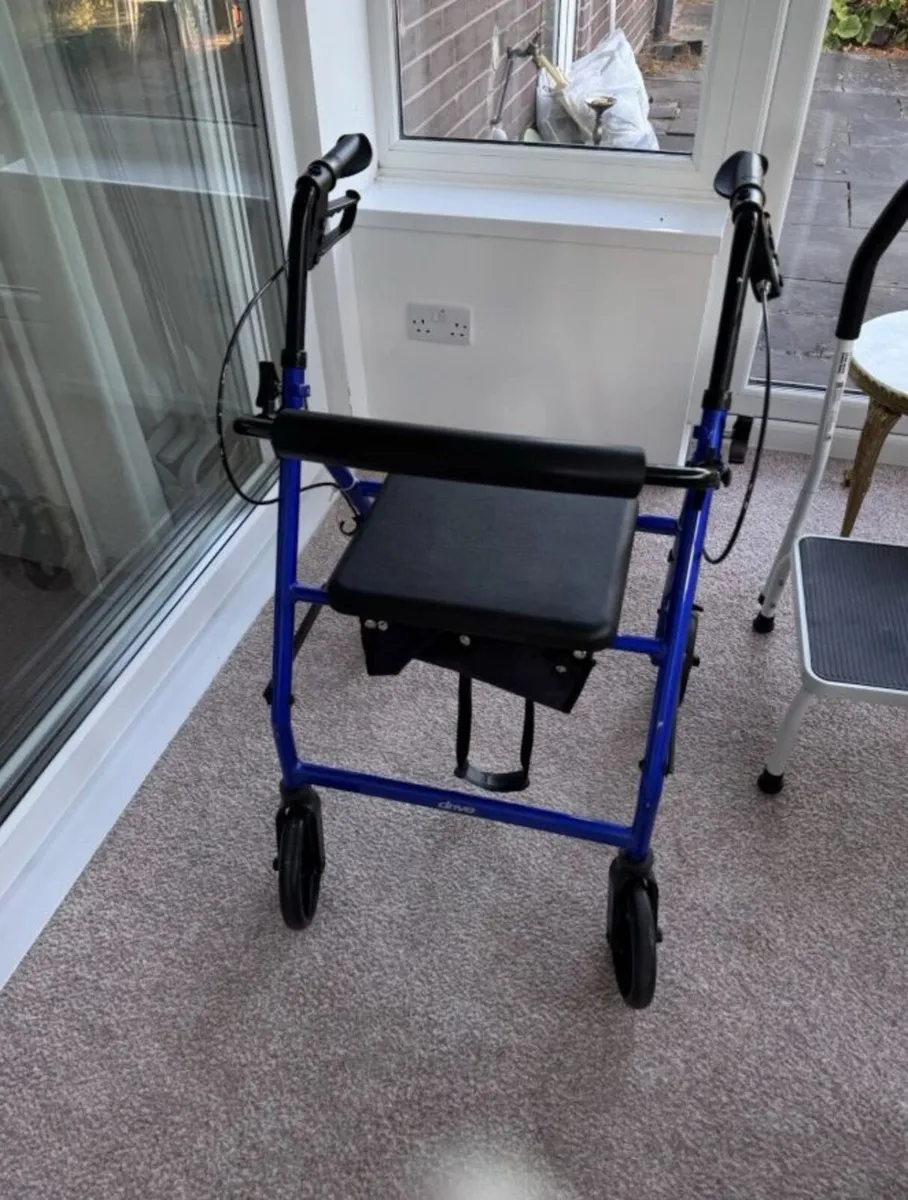Rollator with basket and seat walking aid - Image 2