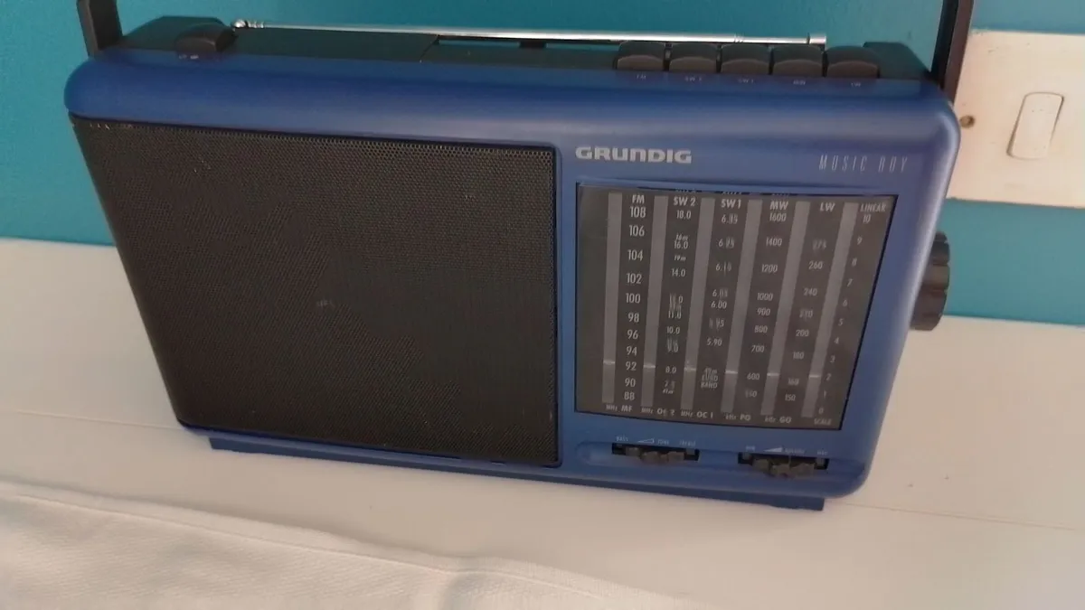 VINTAGE GRUNDIG RADIO - Image 2