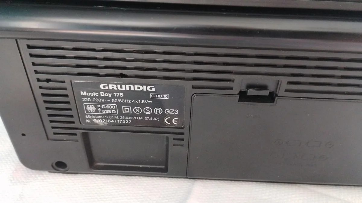 VINTAGE GRUNDIG RADIO - Image 4