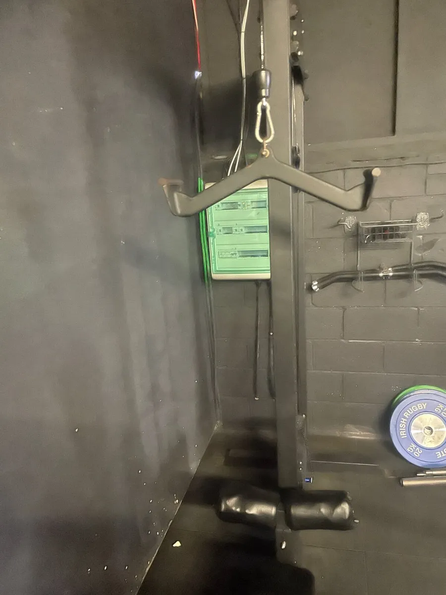 Lat pull down machine  for sale - Image 1