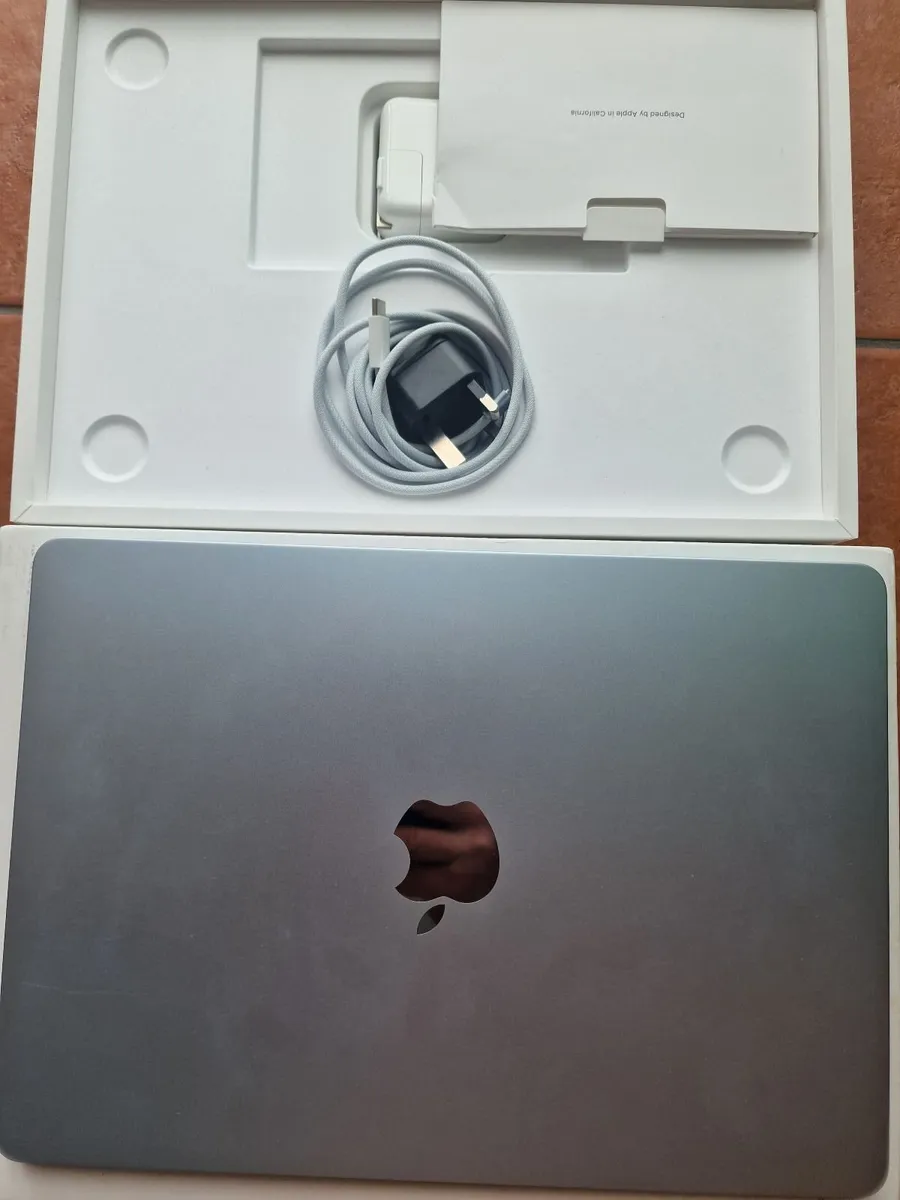 MacBook Air M4 (2025) – 16GB RAM / 256GB SSD – Sky - Image 2
