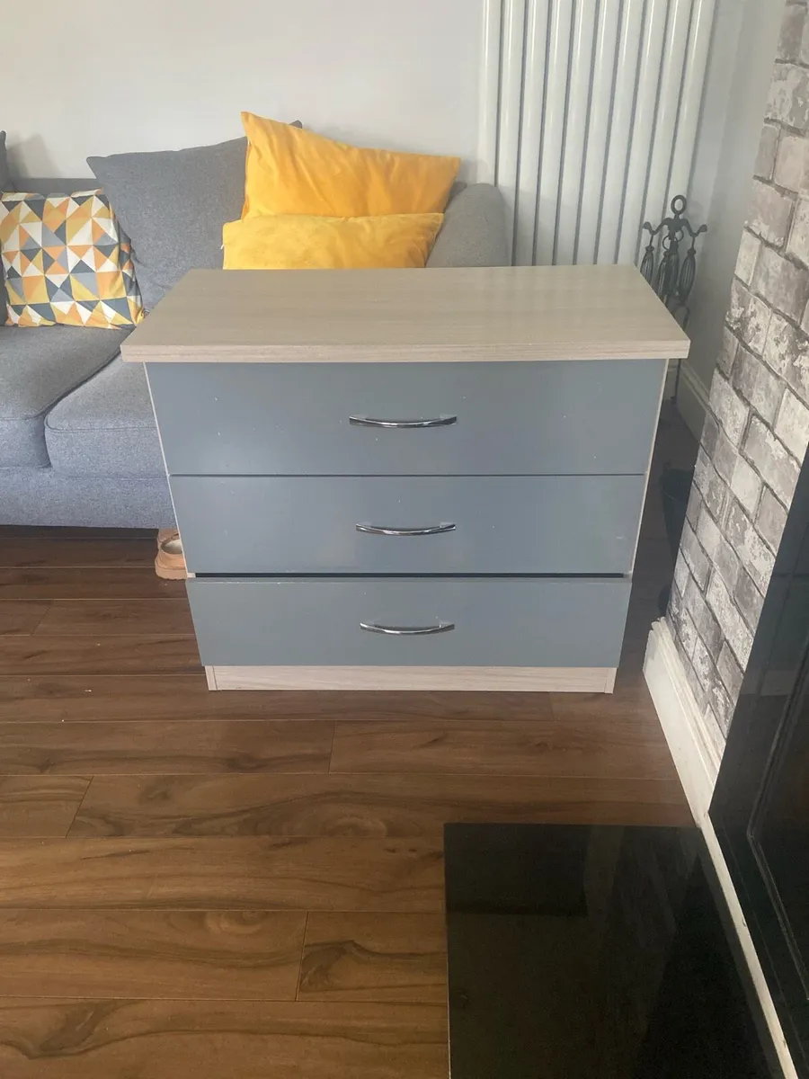 chest of drawers