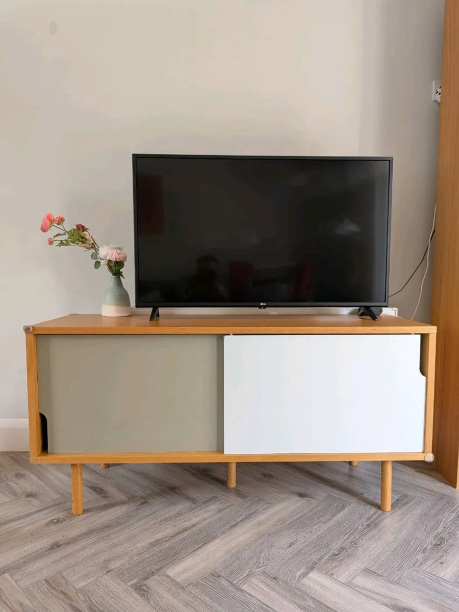 TV Unit - Image 1