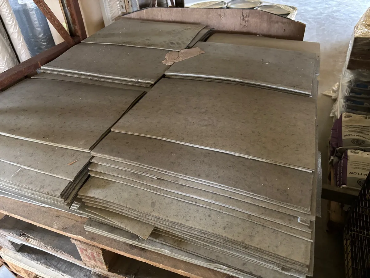 Free carpet & vinyl tile flooring - Image 4