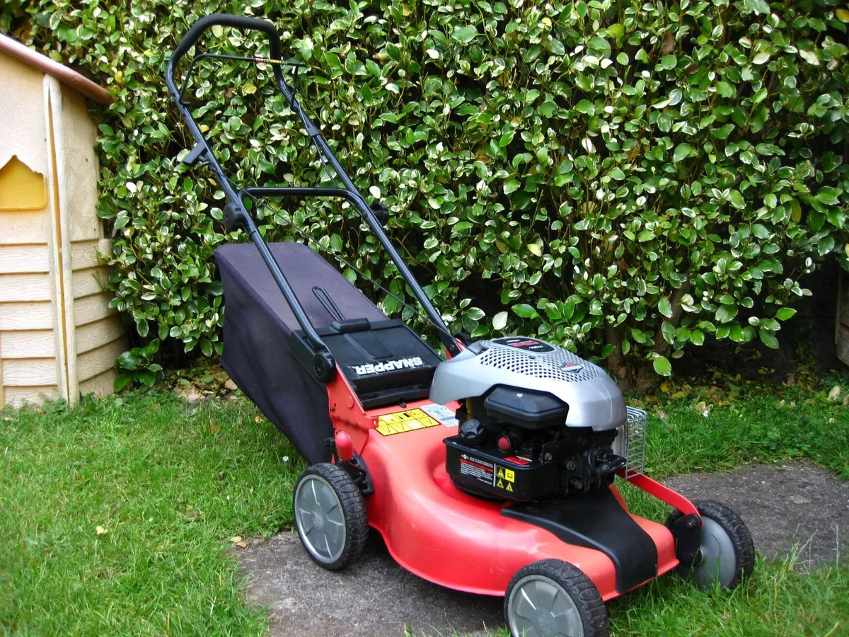 SNAPPER / Briggs & Stratton 4.5HP Petrol Mower.. - Image 1