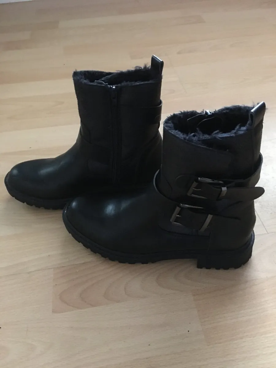 Black Boots - Image 2