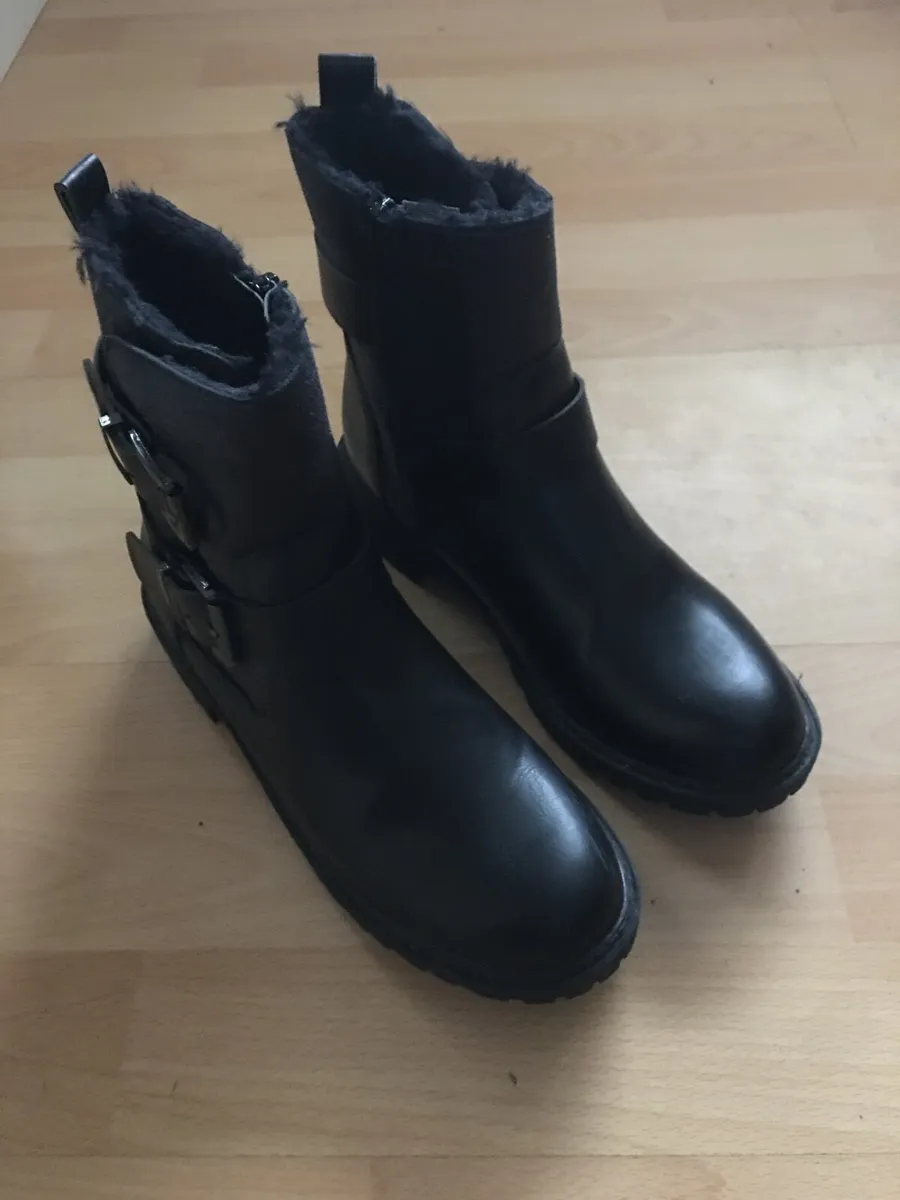 Black Boots - Image 3