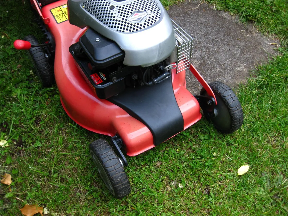 SNAPPER / Briggs & Stratton 4.5HP Petrol Mower.. - Image 4