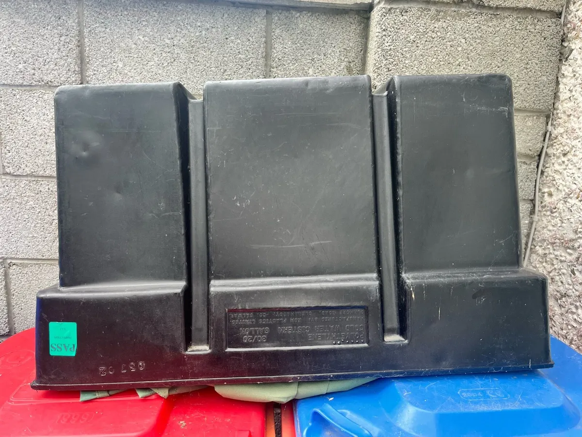 Big hard plastic container - Image 3