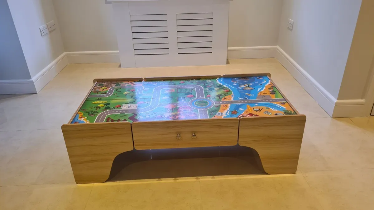 childrens play table - Image 1