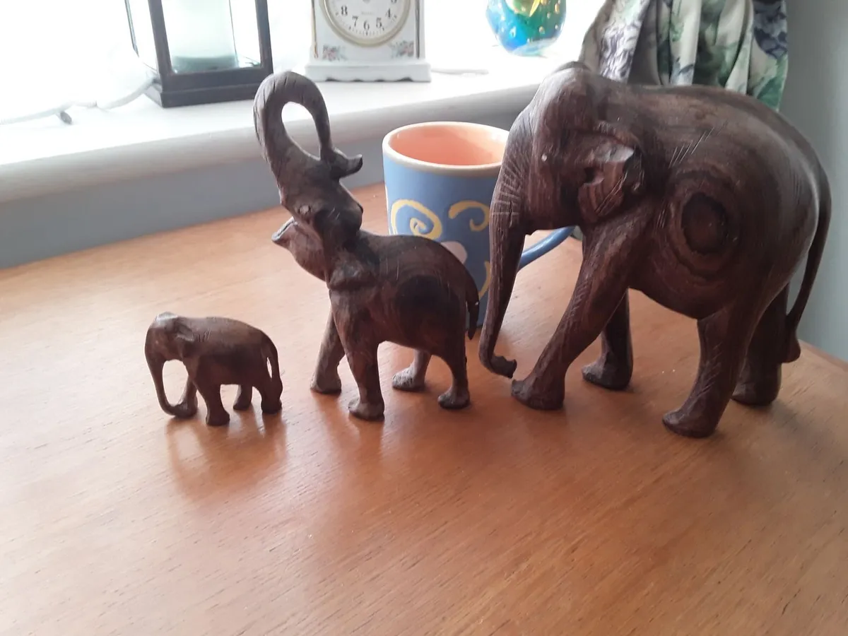 Three small wooden elephants - Image 1