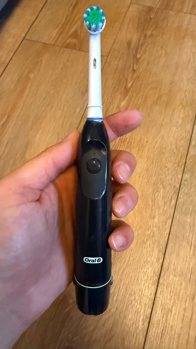 Oral B Toothbrush - Image 1