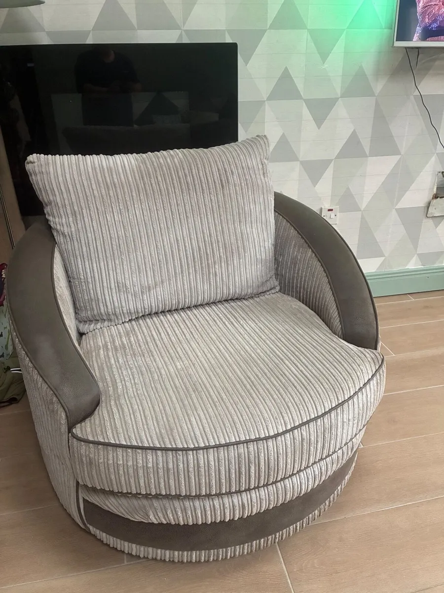 Swivel chair - Image 1