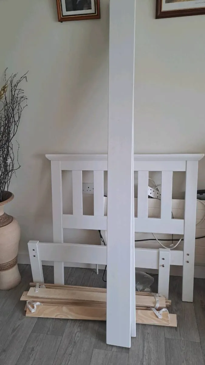 SINGLE BED WHITE