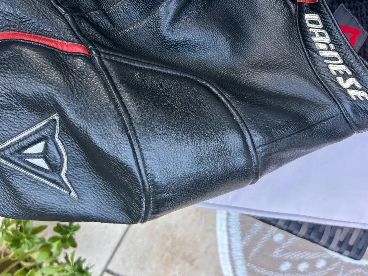 Dainese leather jacket size 58 and comfort seat - Image 1