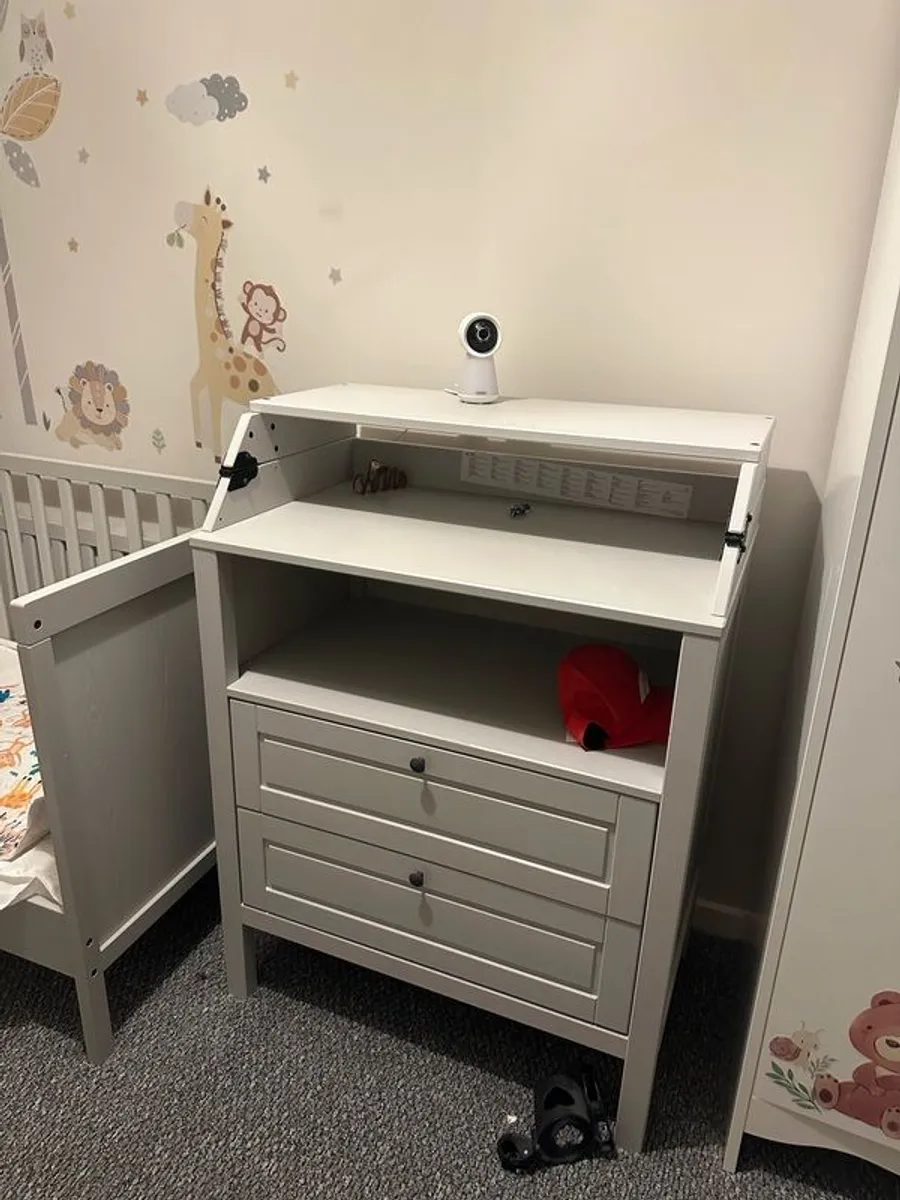 changing table - Image 1