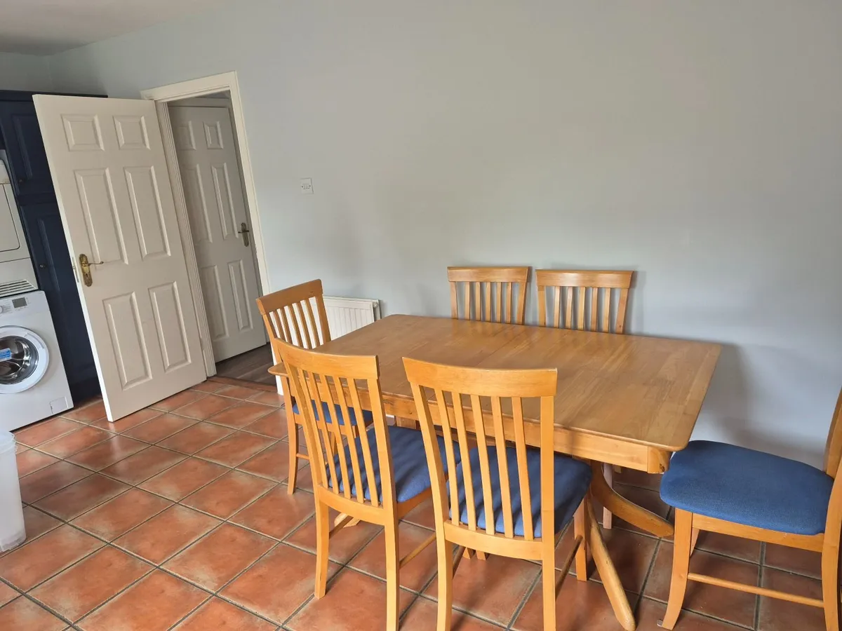 Kitchen table and chairs - Image 4