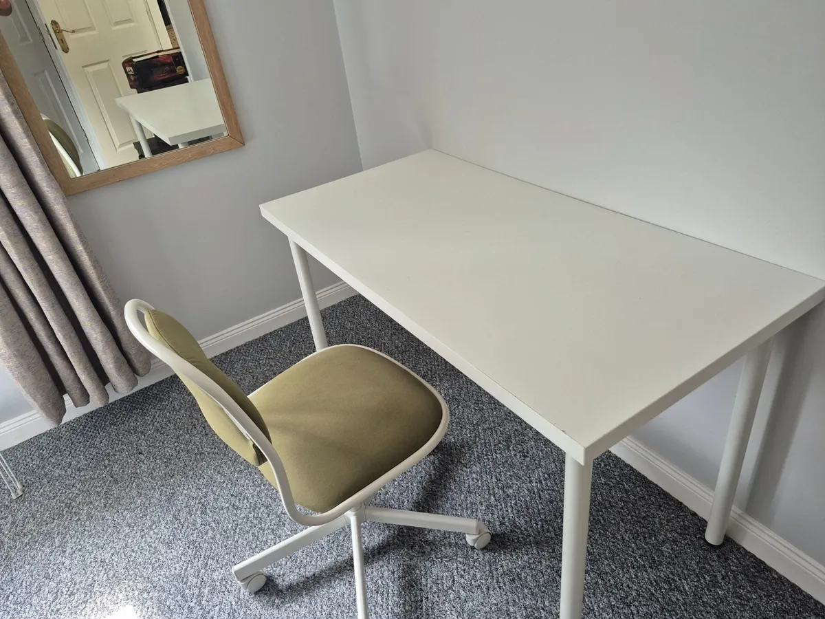 Office table and chair - Image 1