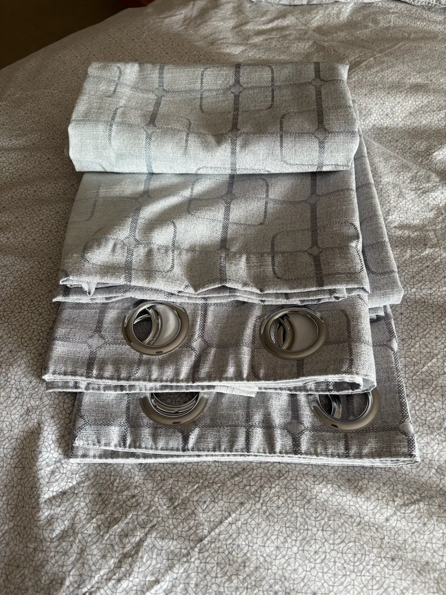 Curtains - Image 2