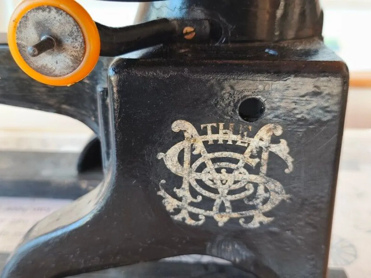 Singer 29K Series Hand-Cranked Leather Patcher. Beautifully. Restored Ready to Work - Image 2