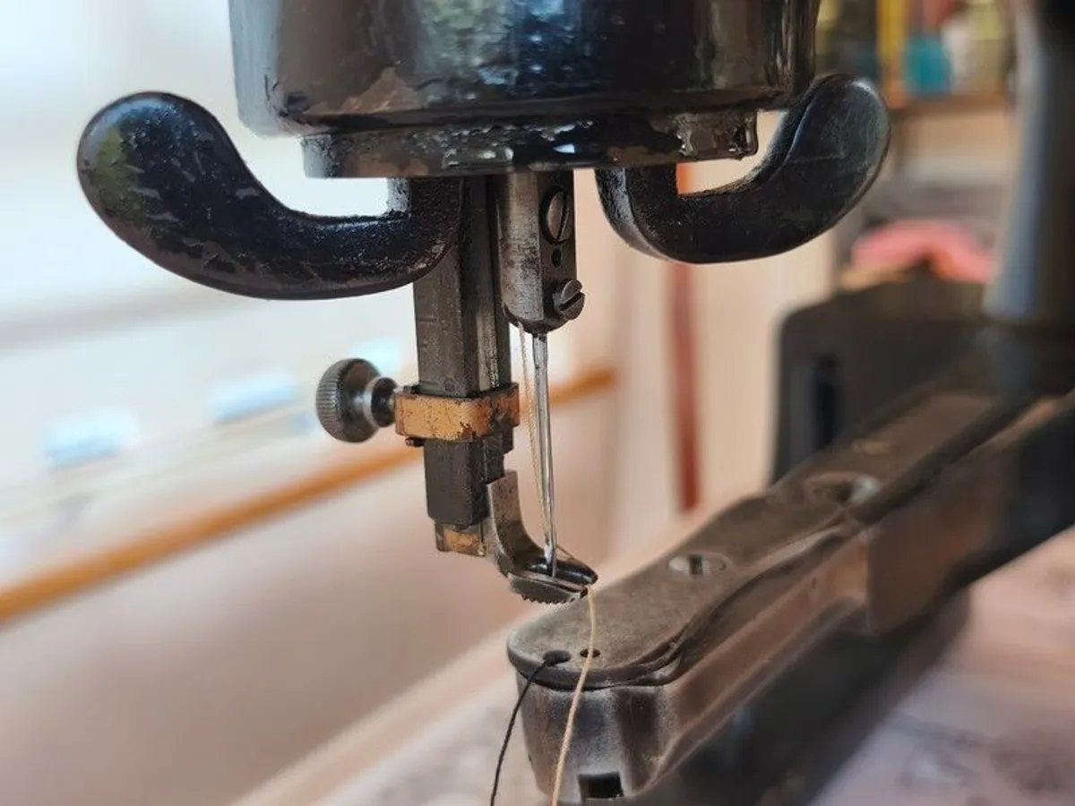 Singer 29K Series Hand-Cranked Leather Patcher. Beautifully. Restored Ready to Work - Image 4