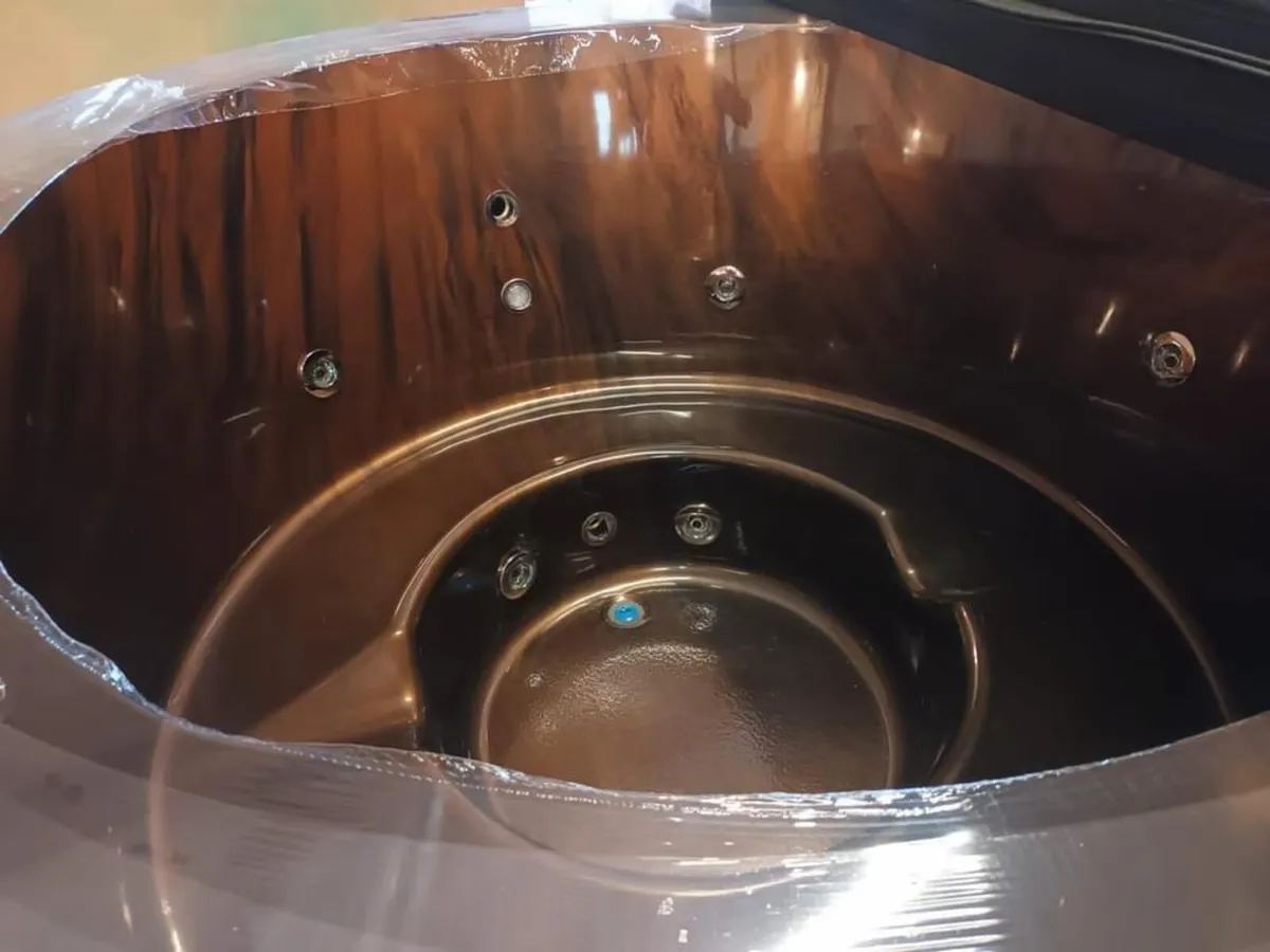 Acrylic hot tub - Image 3
