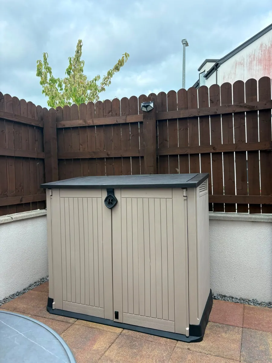 Keter outdoor storage box 880L - Image 1