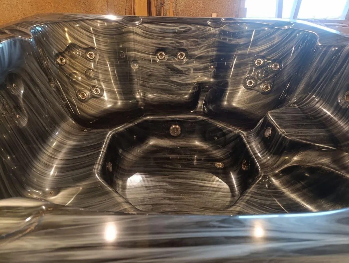 Acrylic hot tub - Image 4
