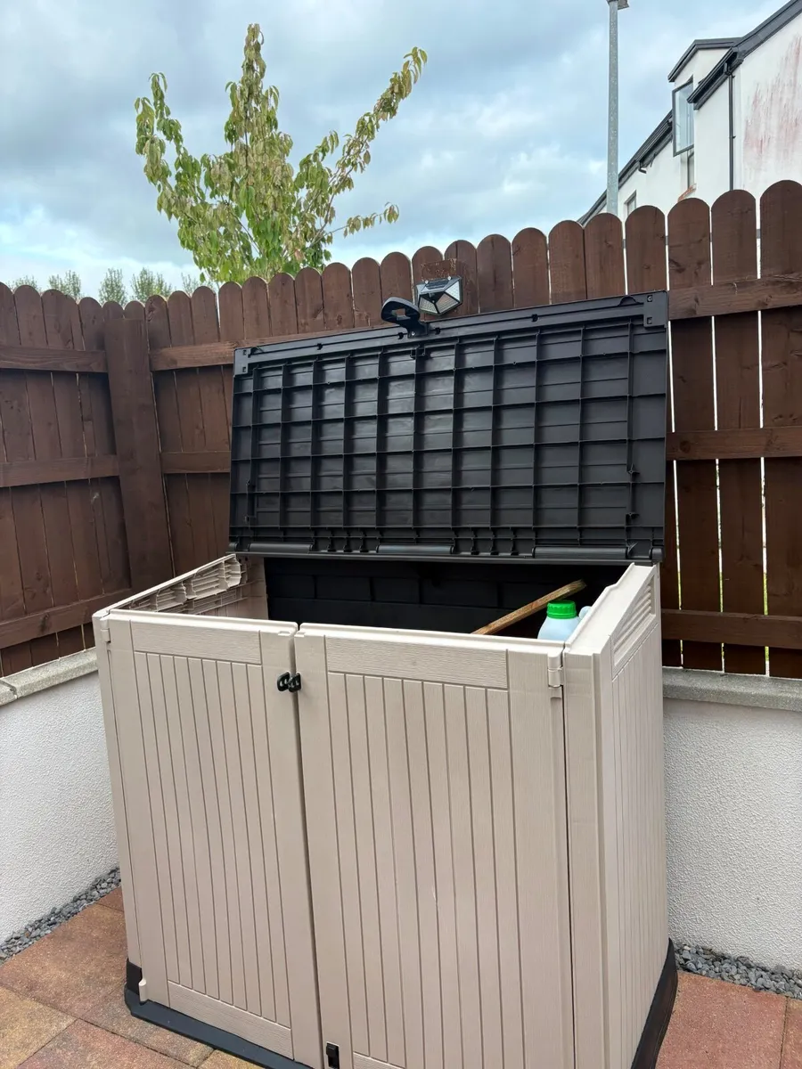 Keter outdoor storage box 880L - Image 2