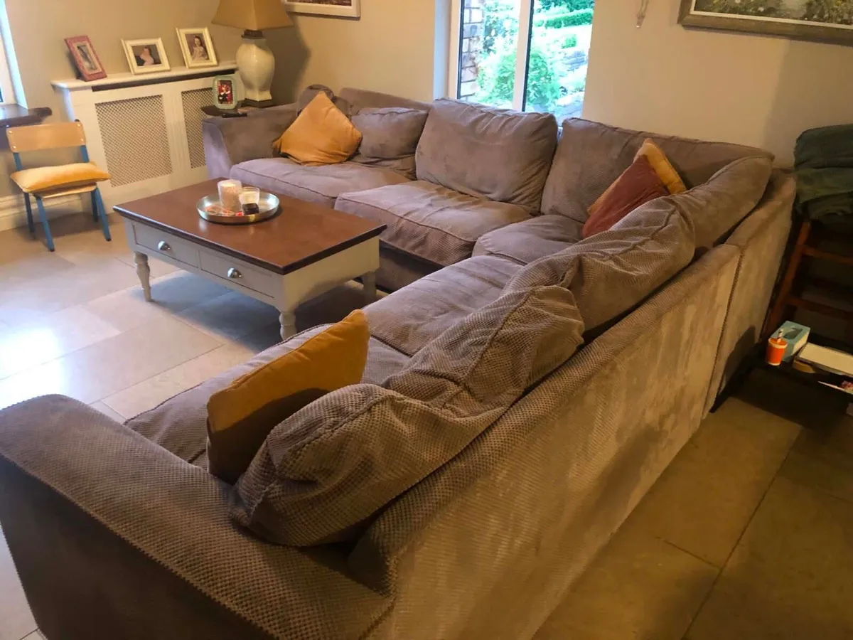 Corner couch and coffee table - Image 1