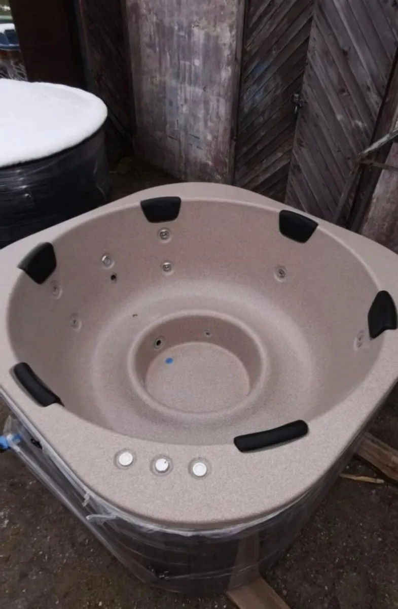 Acrylic hot tub - Image 2