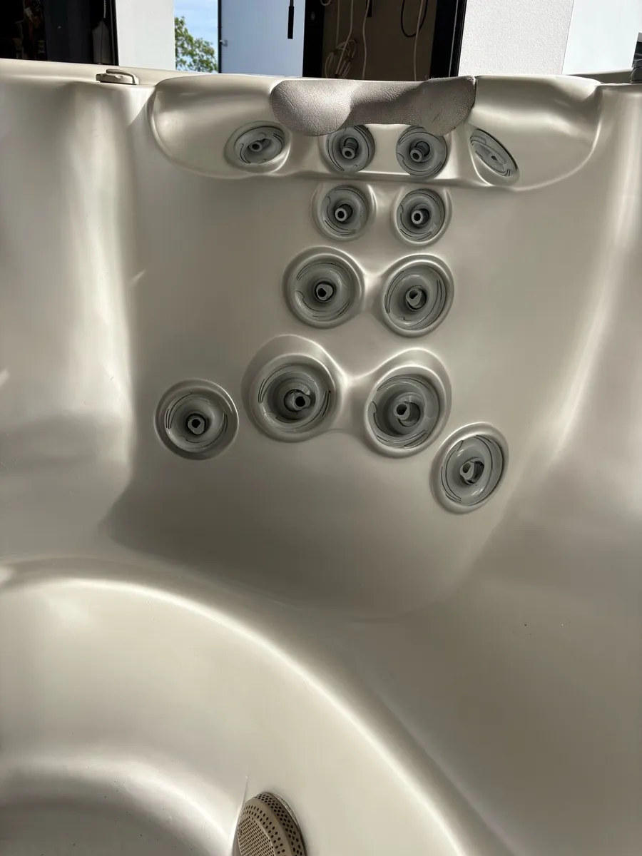Hot tub - Image 2