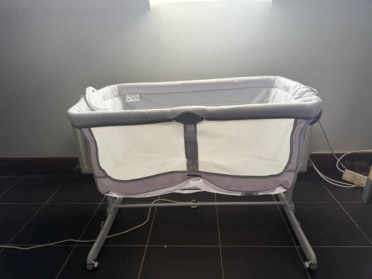 Chicco next to me crib with mattress protector - Image 1