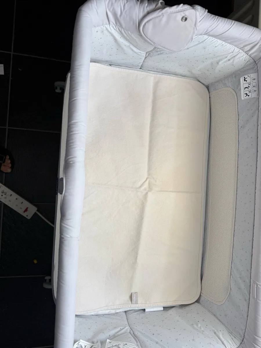 Chicco next to me crib with mattress protector - Image 4