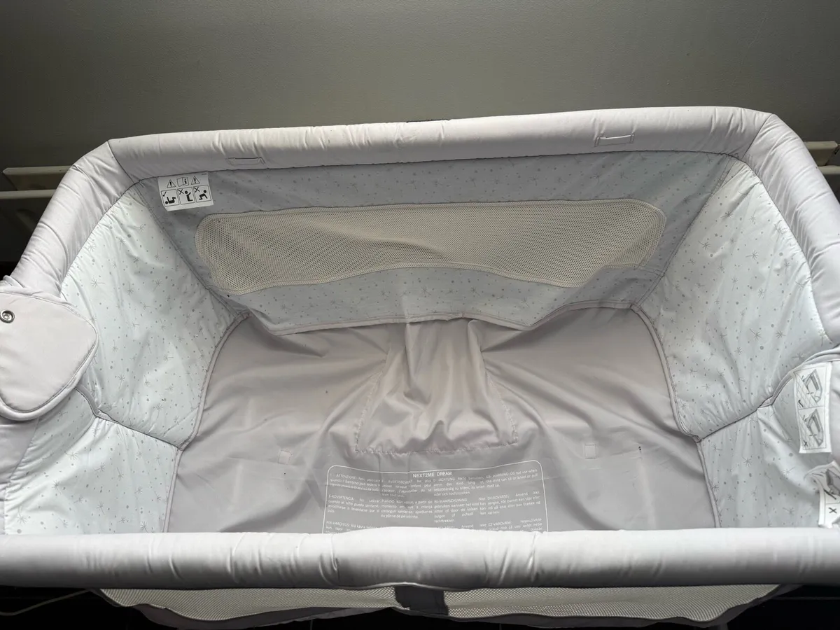Chicco next to me crib with mattress protector - Image 2